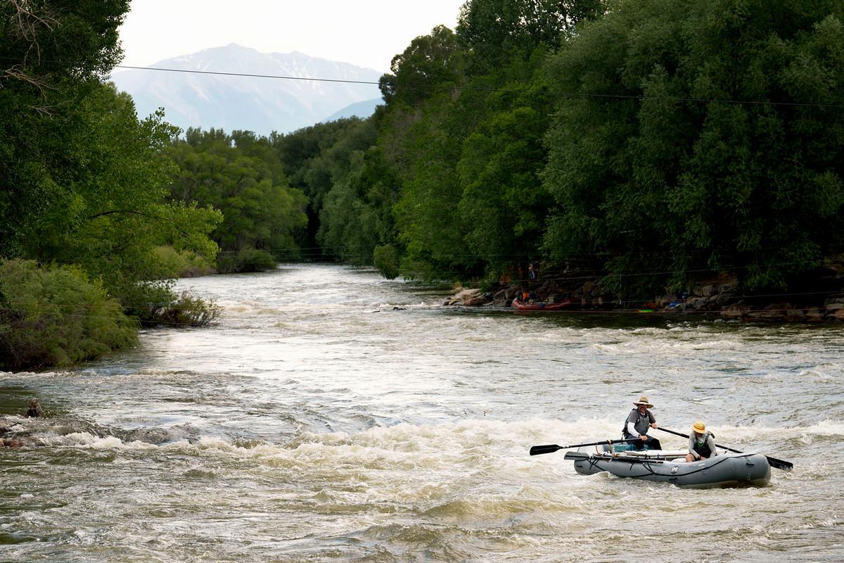 在科罗拉多州的萨利达，人们沿着阿肯色河漂流. 杰米·科顿/赌博正规的十大网站摄